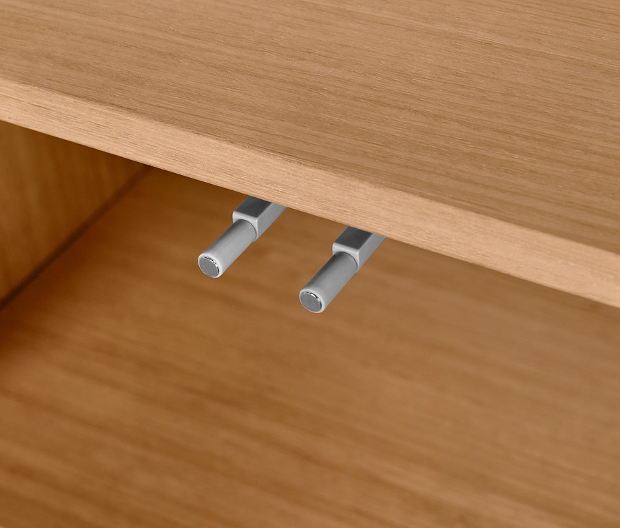 Détail d'un meuble sous vasque avec placage en bois.