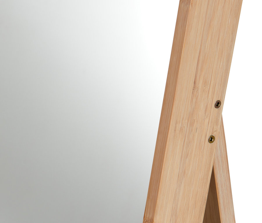 Gros plan sur un miroir sur pied avec un cadre en bambou.