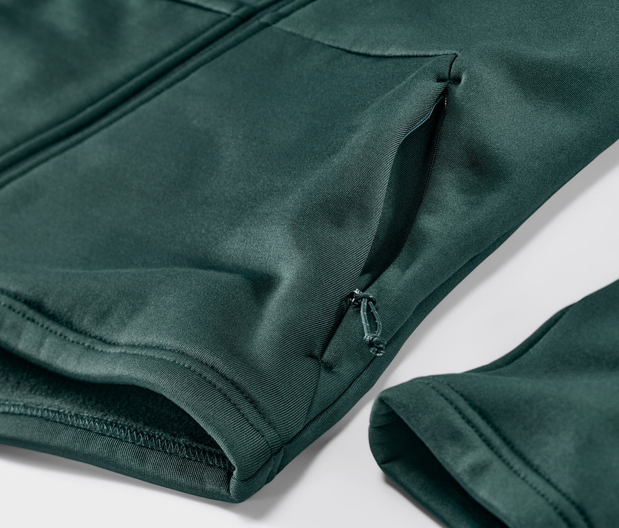 Vue détaillée d'une veste thermique vert foncé.