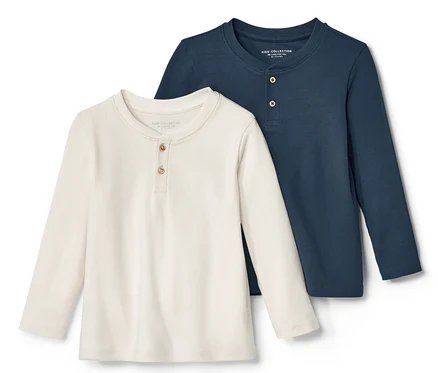 Deux t-shirts Henley pour enfant avec structure côtelée, un crème et un bleu foncé, sont placés côte à côte.