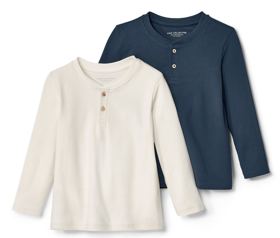 Deux t-shirts Henley pour enfant avec structure côtelée, un crème et un bleu foncé, sont placés côte à côte.