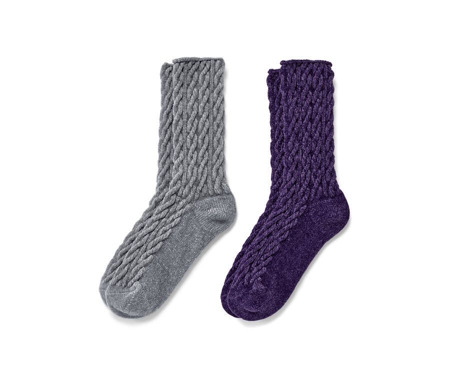 Deux paires de chaussettes douillettes avec motif torsadé, une paire grise, une paire violette.