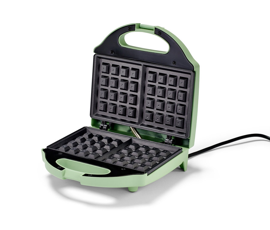 Un gaufrier vert est ouvert.