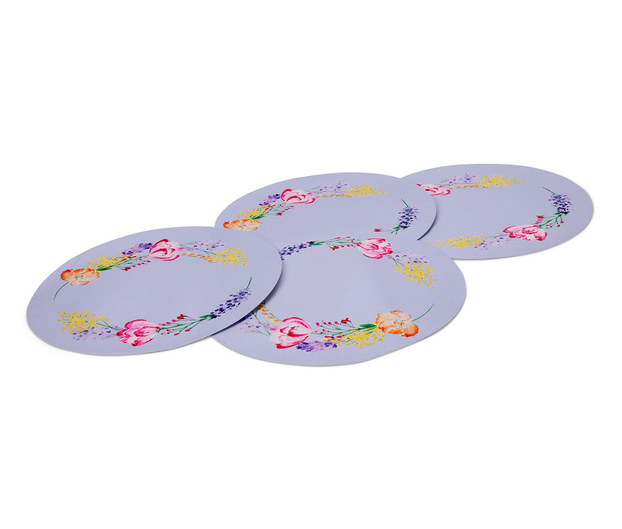 Quatre sets de table avec un motif floral.