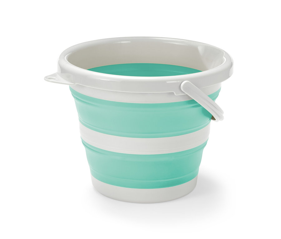 Un seau pliable turquoise avec des rayures blanches et un bord blanc.