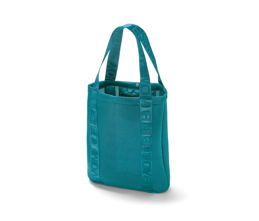 Sac de sport turquoise avec inscription sur les bretelles.