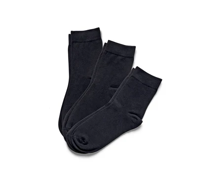 Trois paires de chaussettes.