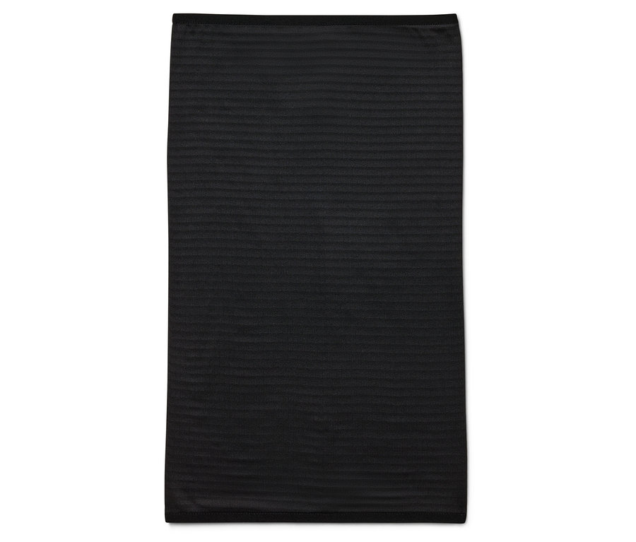 Une serviette noire avec une texture horizontale sur un fond blanc.