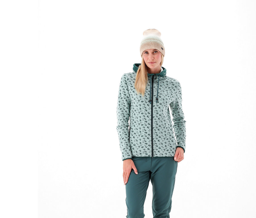 Femme portant une veste CMP.