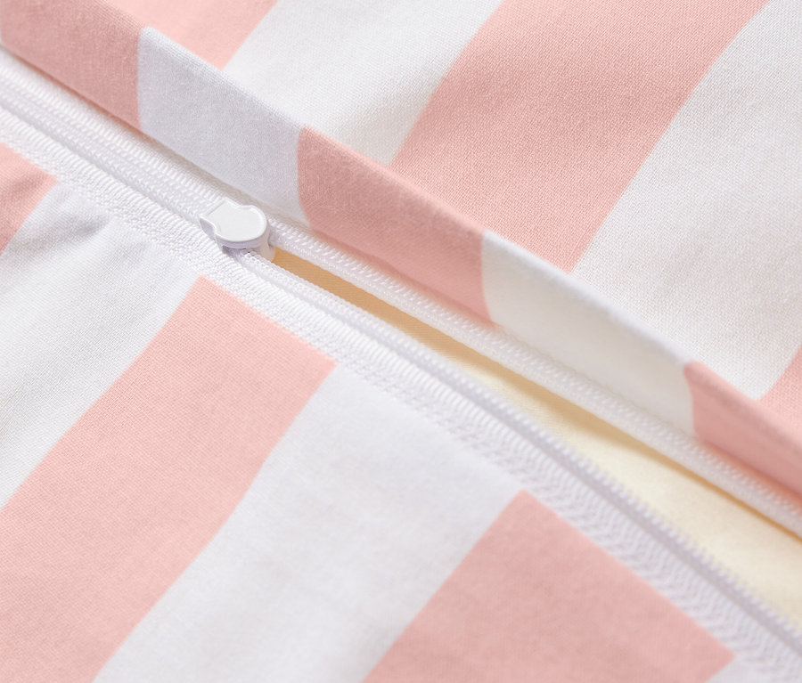 Détail d'une parure de lit en renforcé rose rayée de taille standard avec fermeture éclair.