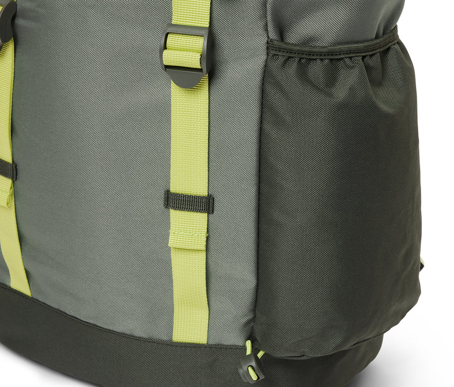 Gros plan d'un sac à dos d'extérieur.