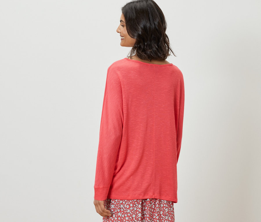 Femme portant un t-shirt manches chauve-souris.