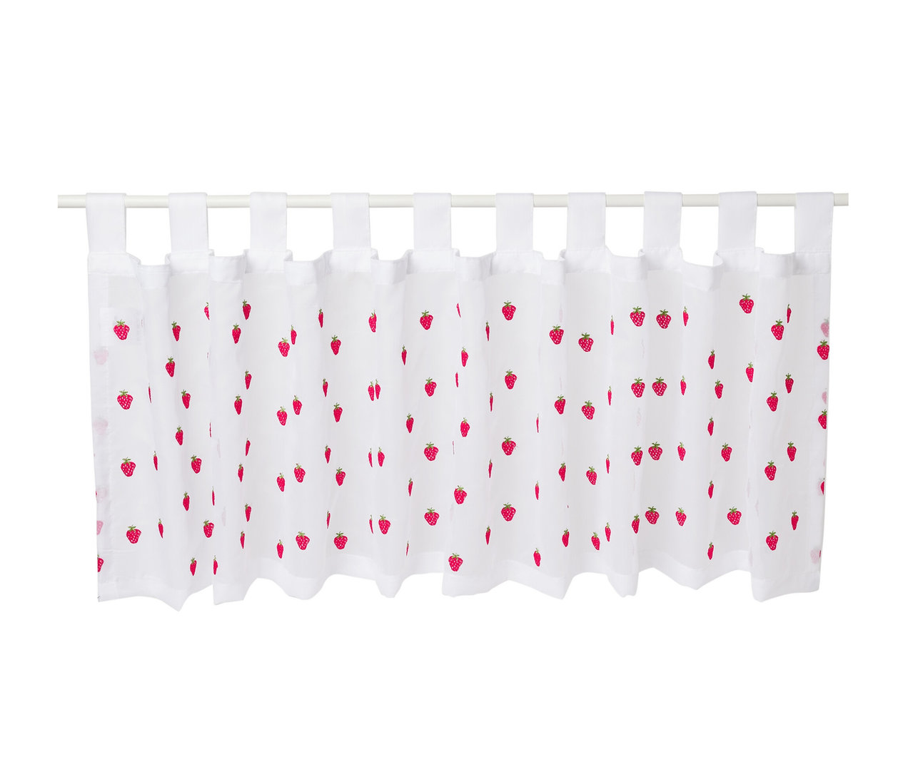 Un rideau bistrot brodé avec des fraises rouges suspendu à une tringle.