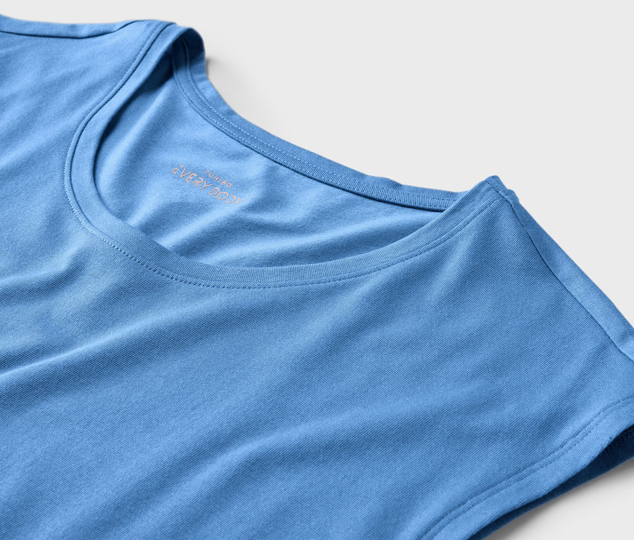 Gros plan d'une chemise de nuit bleue.
