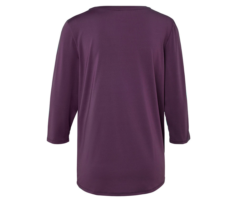 Gros plan sur un chemisier violet foncé à manches trois-quarts.