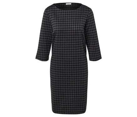 Une robe à manches trois-quarts avec un motif pied-de-poule.