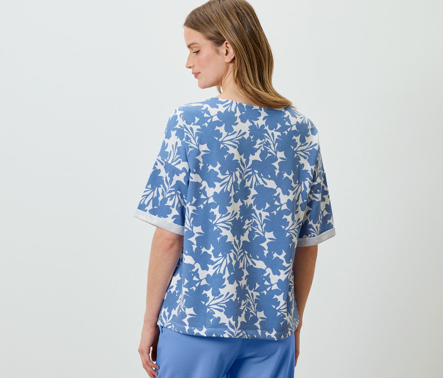 Femme portant un sweat-shirt imprimé bleu clair.