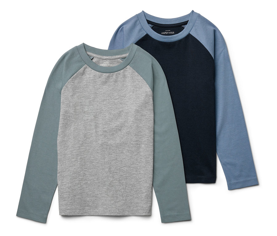 Deux t-shirts à manches longues sont posés l'un sur l'autre, un gris et un bleu.