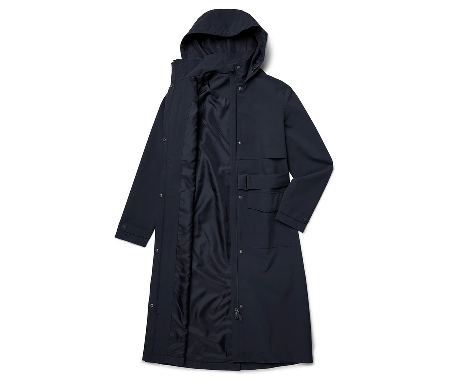 Manteau bleu marine à capuche, ouvert, avec doublure visible.