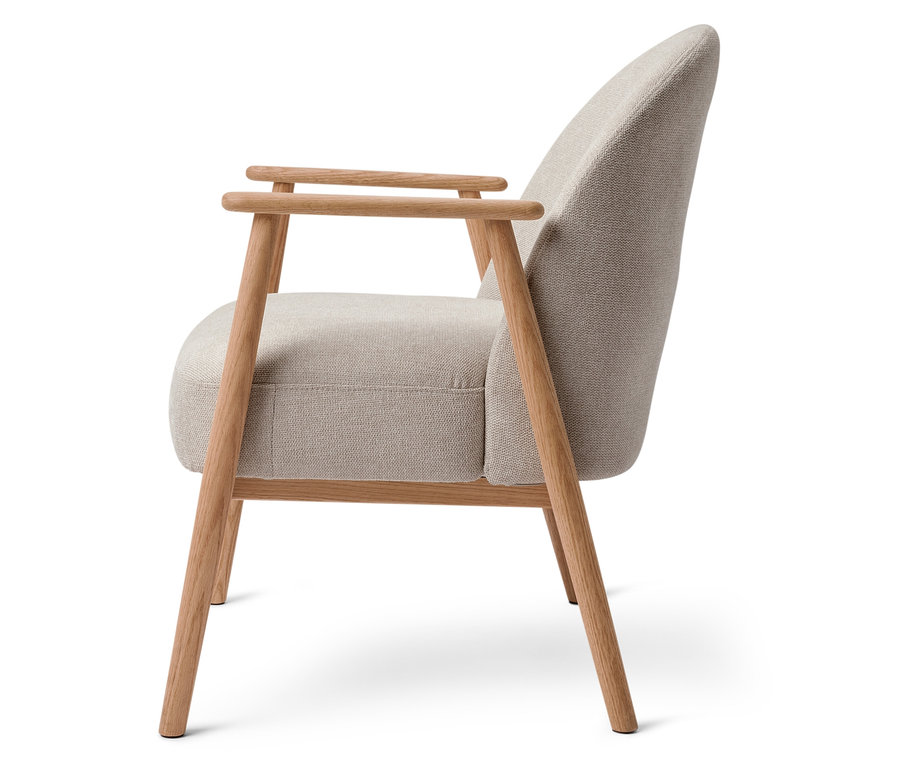 Vue latérale d'un fauteuil beige avec accoudoirs et pieds en bois.
