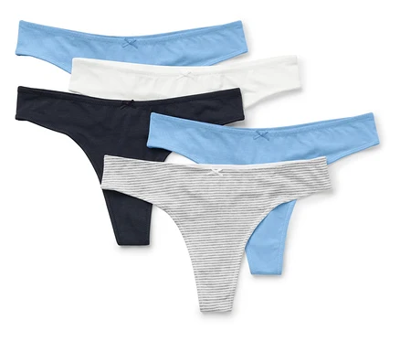 Cinq strings pour femmes en bleu, blanc, bleu marine et gris-blanc rayé, posés les uns sur les autres.