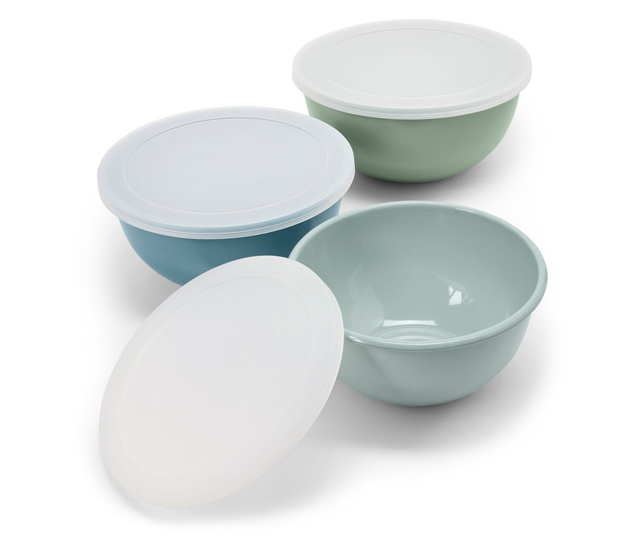 Quatre bols colorés, dont deux avec couvercles, sur un fond blanc.