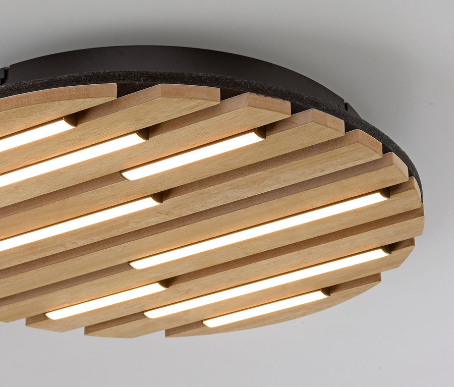 Détail d'un plafonnier en bois avec des bandes LED.