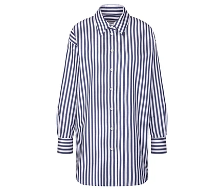 Chemise rayée bleu et blanc à manches longues et boutons.