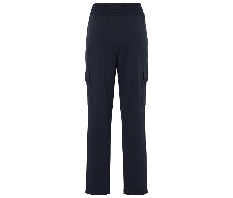 Un pantalon bleu marine avec une taille élastique et des poches plaquées sur les cuisses.