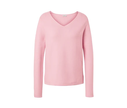 Pull en maille rose à col en V.