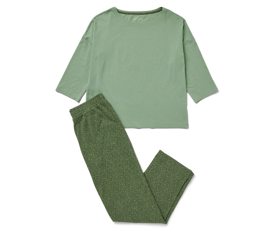 Pyjama vert composé d'un haut à manches longues et d'un pantalon.