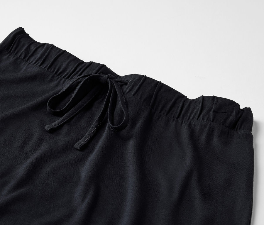 Gros plan d'une jupe longue en jersey avec cordon de serrage à la taille.