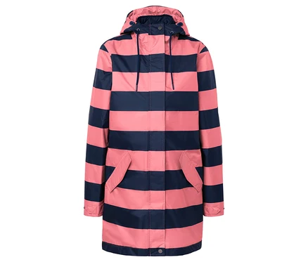 Imperméable rose et bleu rayé à capuche.