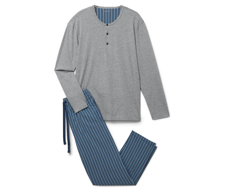 Un pyjama gris à manches longues et un pantalon rayé bleu posés sur un fond blanc.