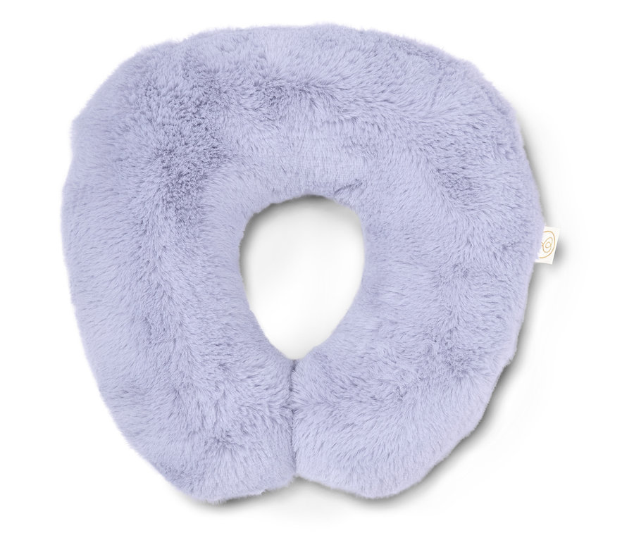 Un coussin de voyage lilas en forme de U.