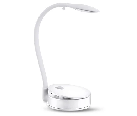 Une lampe blanche sur fond blanc.