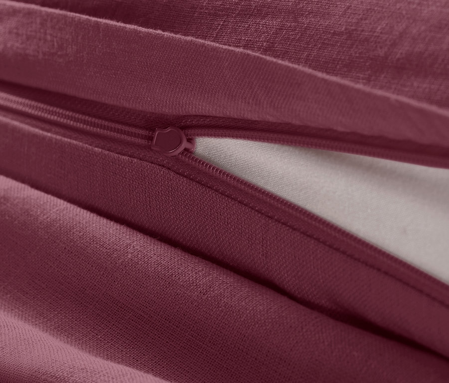 Gros plan sur une parure de lit en lin de couleur baie, taille standard, avec fermeture éclair.