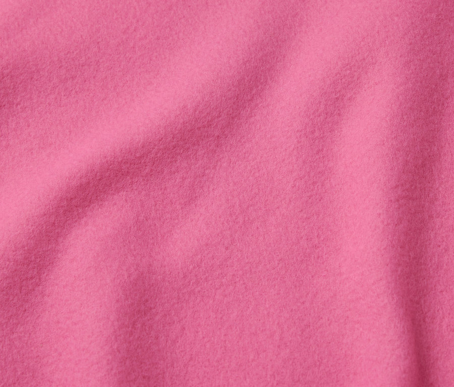 Gros plan d'un tissu rose à la texture fine.