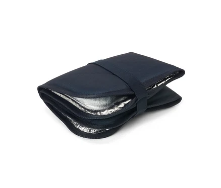 Un coussin d’assise thermique pliable bleu marine avec un intérieur argenté.