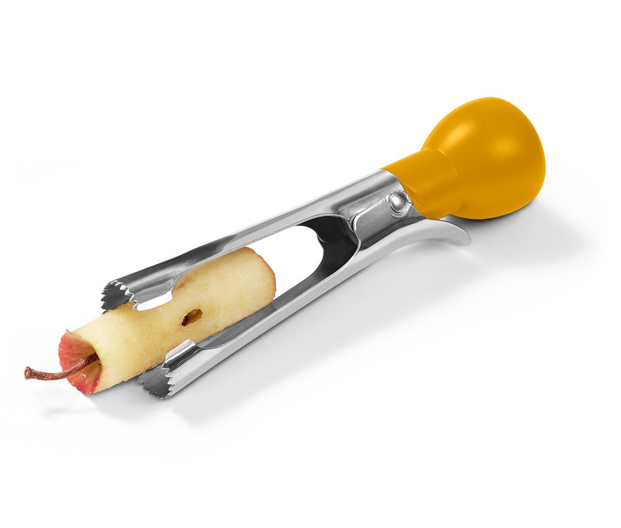 Pomme épluchée dans un vide-pomme avec manche jaune.