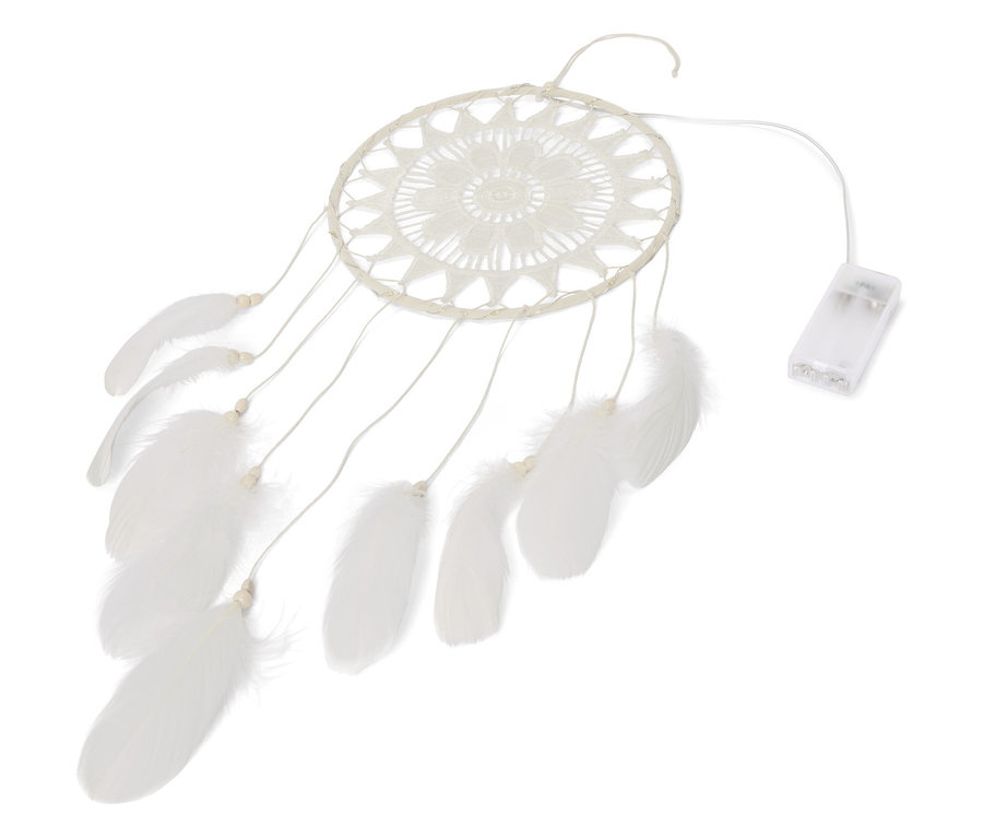 Gros plan d'un attrape-rêves à éclairage LED avec des plumes blanches sur un fond blanc.