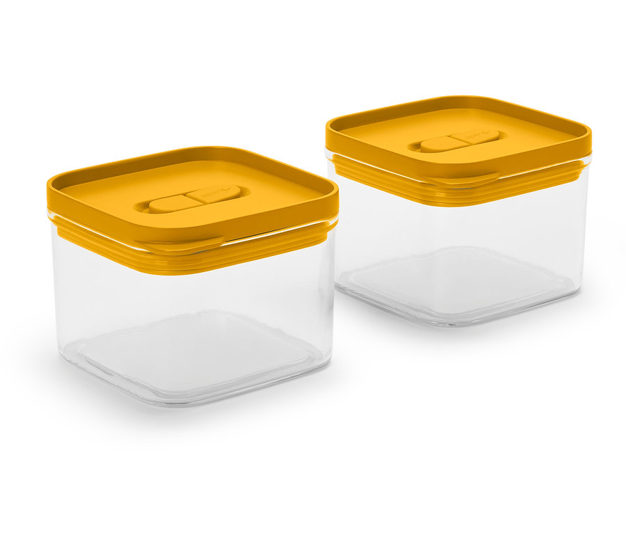 Deux récipients carrés transparents avec des couvercles jaune moutarde.