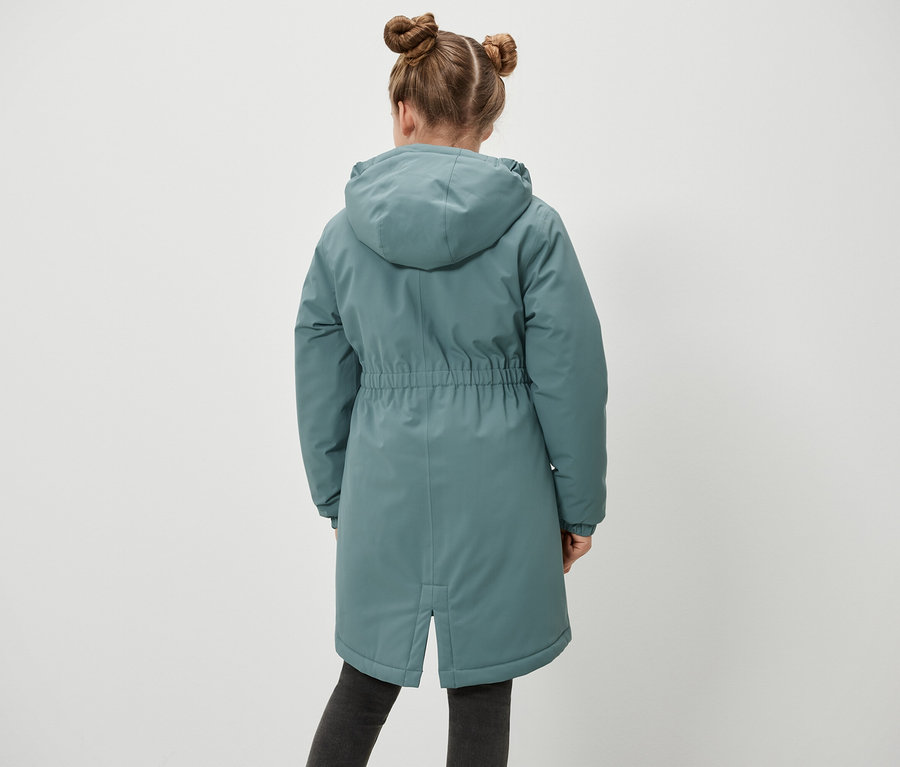 Vue arrière d'une fille avec des cheveux en chignon portant une parka thermique pour enfants.