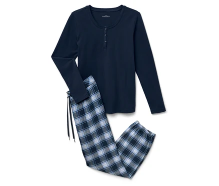 Pyjama bleu marine à manches longues et pantalon à carreaux.