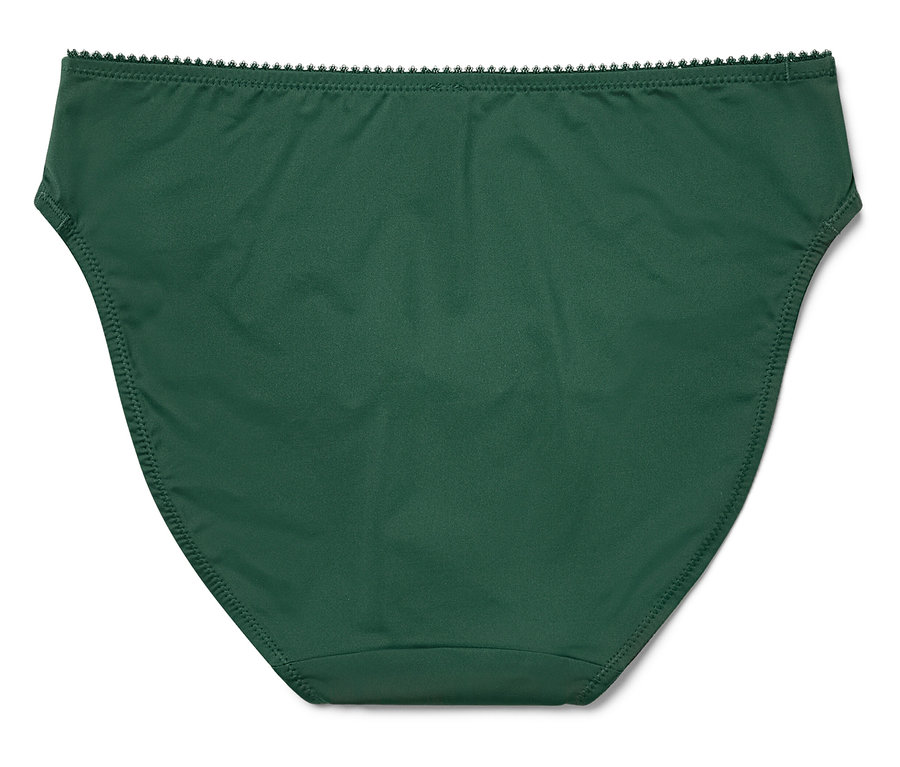 Une culotte verte avec une bordure décorative repose sur un fond blanc.