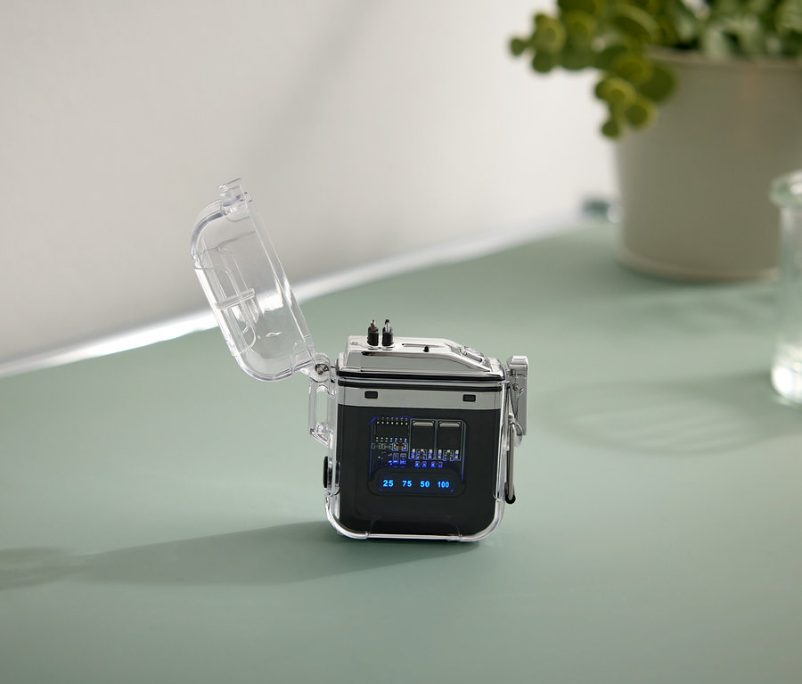 Un appareil photo numérique noir avec un boîtier transparent sur une table verte.
