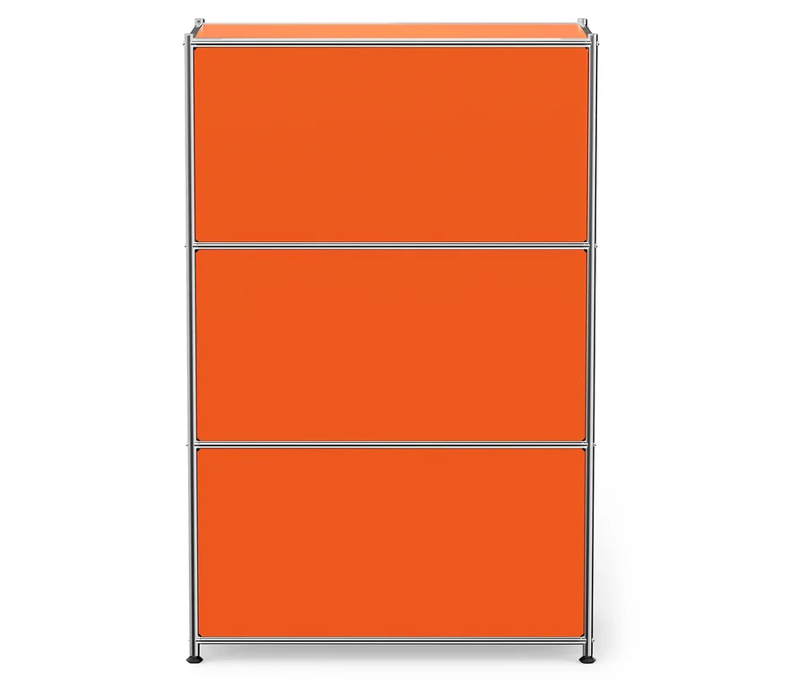 Une armoire orange avec trois étagères et un cadre argenté.