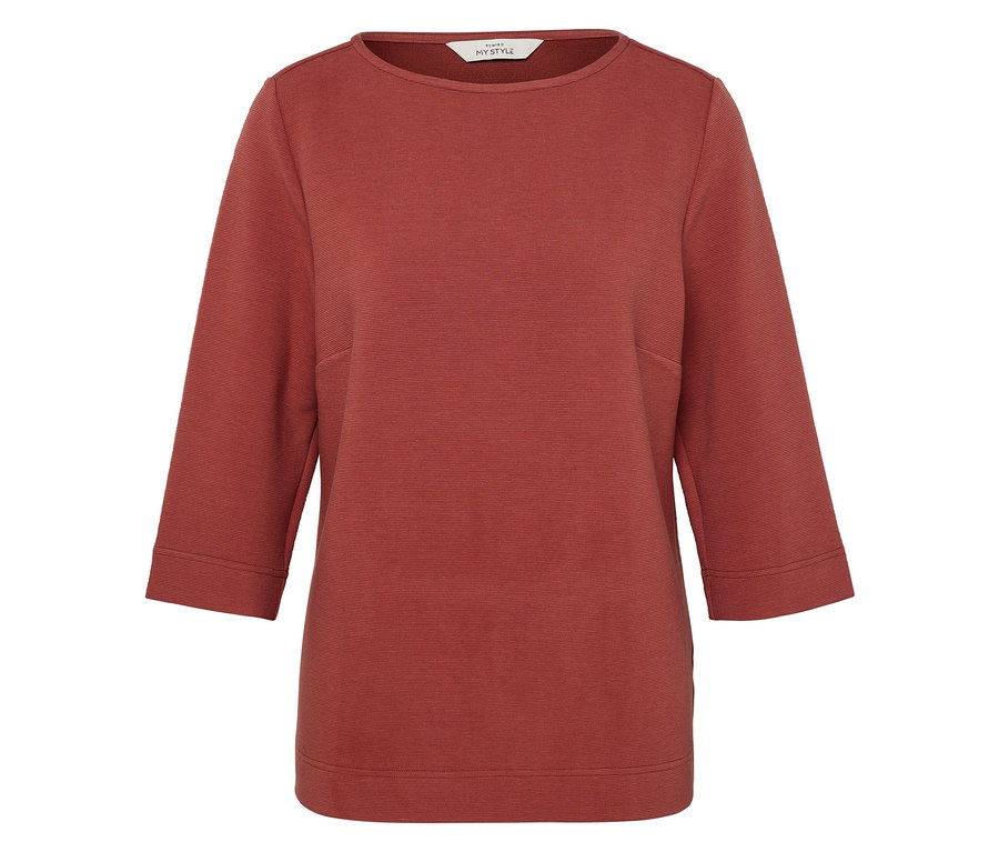 Un haut marron à manches trois-quarts.