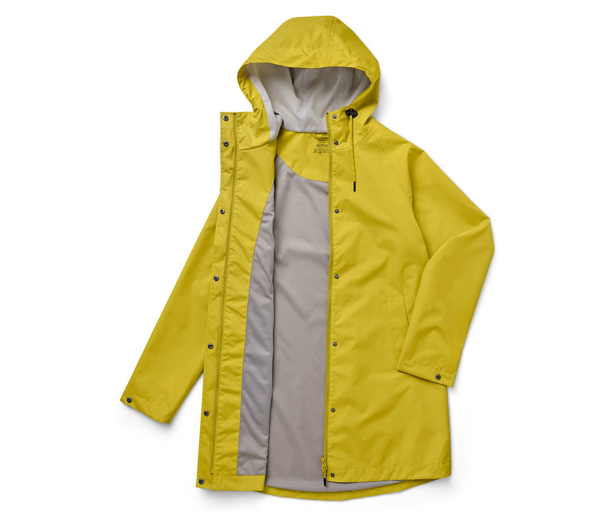 Imperméable jaune à capuche avec doublure grise, ouvert et posé sur un fond blanc.