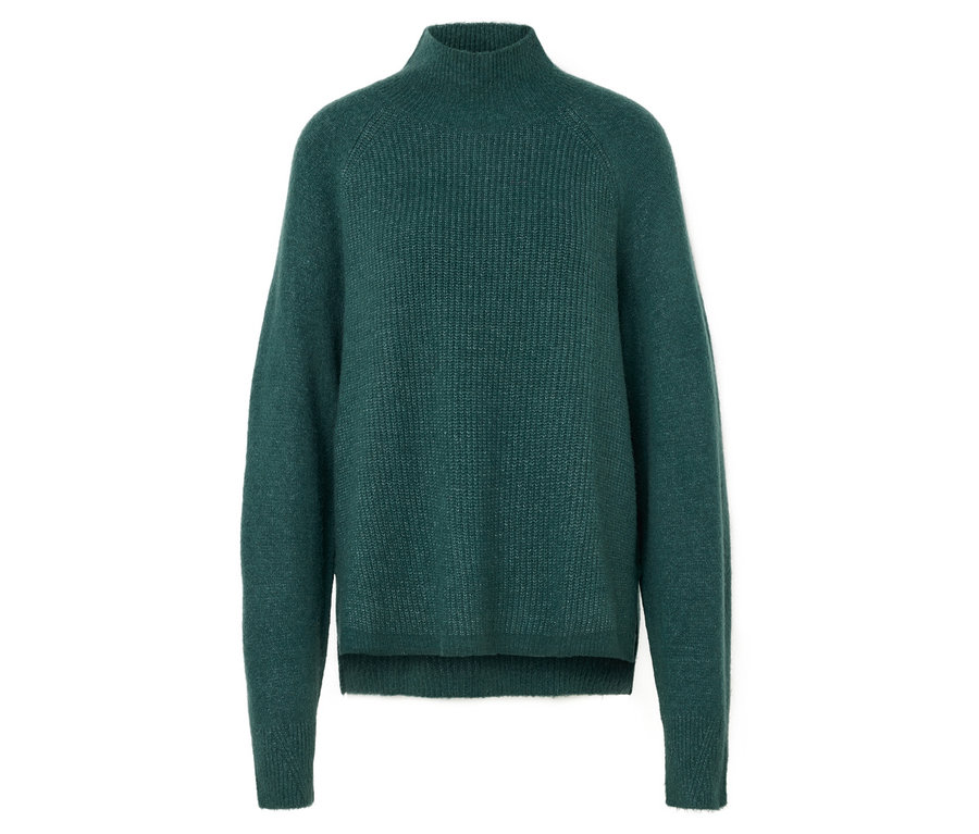 Un pull vert à col roulé sur un fond blanc.